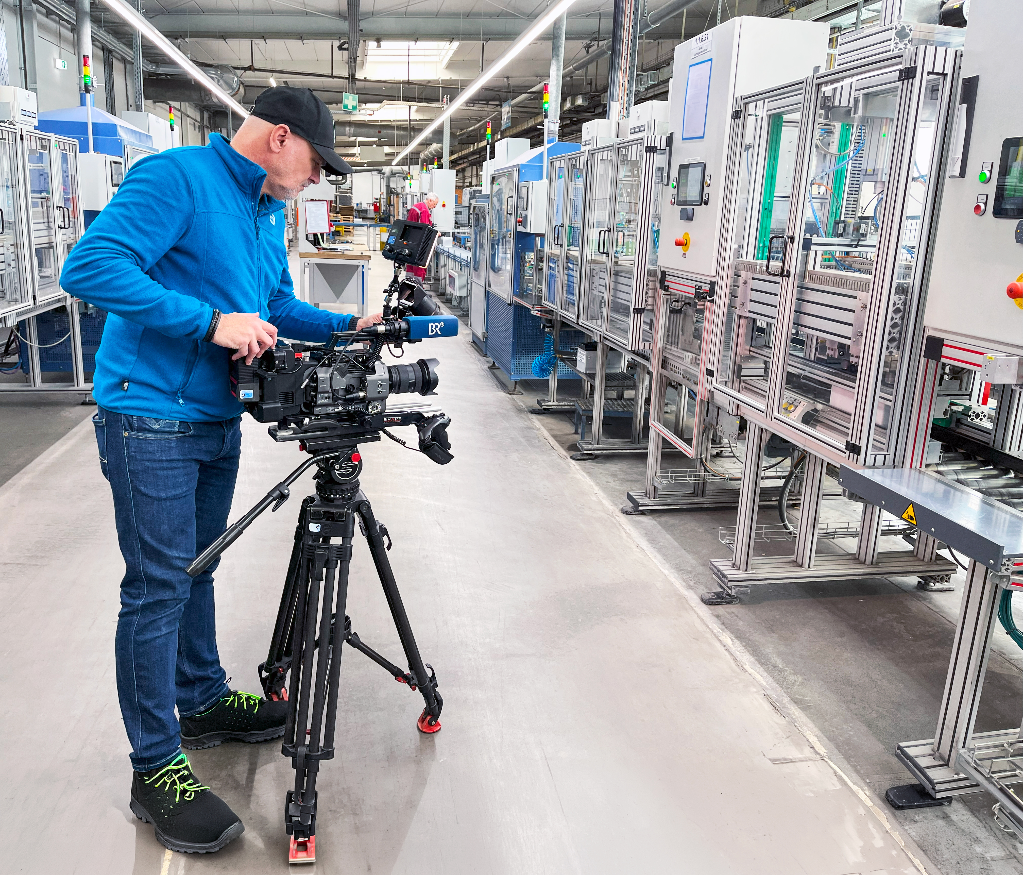 Behind the scenes: Kameramann des Bayerischen Rundfunks in der Produktion von MOLL Batterien.