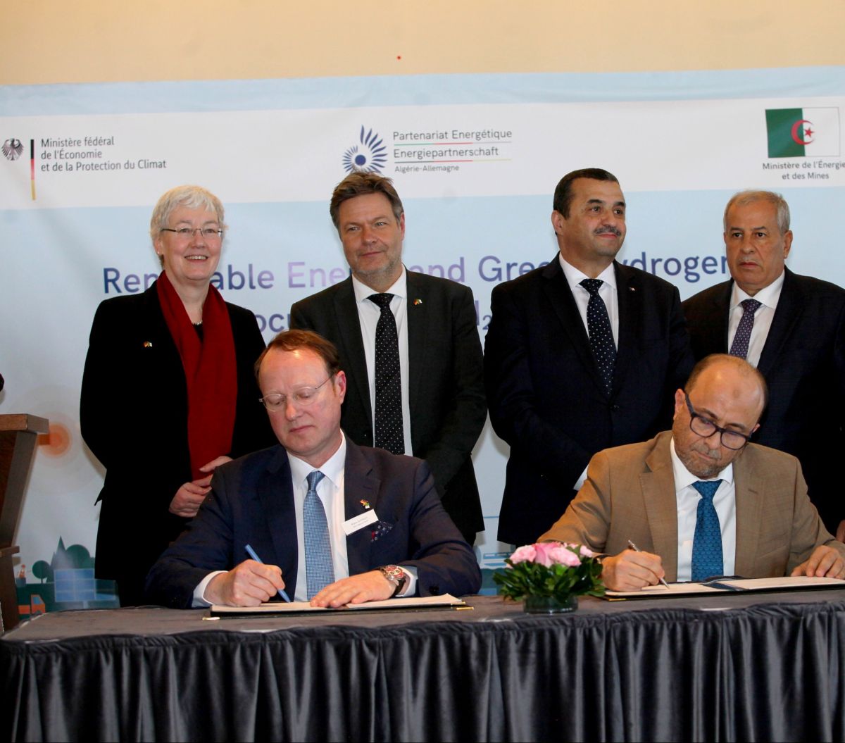 hintere Reihe v.l.: I.E. Elisabeth Wolbers (Botschafterin), Dr. Robert Habeck (Vizekanzler, Bundesminister für Wirtschaft und Klimaschutz), Mohamed Arkab (Algerischer Energieminister), Rachid Hachichi (CEO Sonatrach), vordere Reihe v.l.: Dr. Klaus Eichhorn (Geschäftsführer MOLL); Salim Houari (CEO Friction Tec)