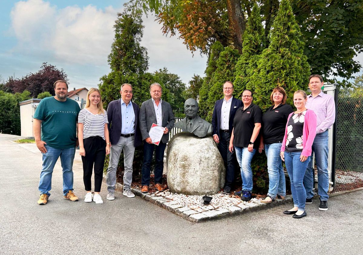 From left to right: Christian Urban, Miriam Backert, Prof. h. c. Dr. Peter Urban, Werner Pohl, Dr. Klaus Eichhorn, Silke Fischer, Daniela Kellermann, Verena Endres, Christian Schwappach next to the bust of Peter J. Moll